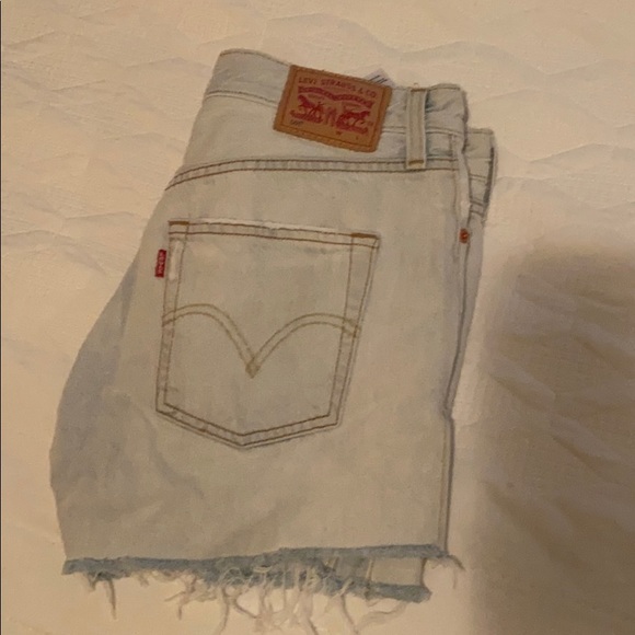 Light wash Levi’s shorts - Picture 1 of 3